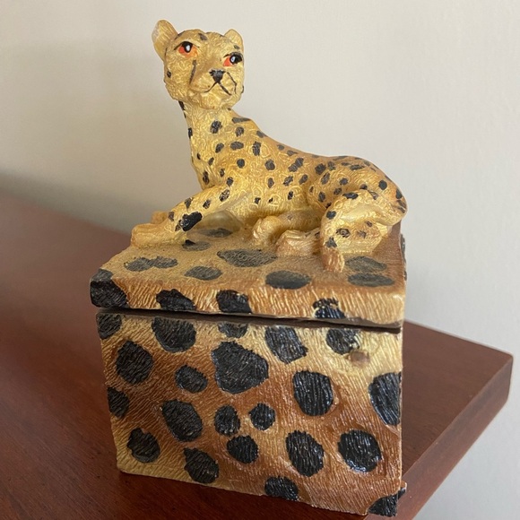 Cheetah Cat Figural Trinket Box Resin 3.5" Nature Animal Lidded Square Textured - Picture 1 of 9